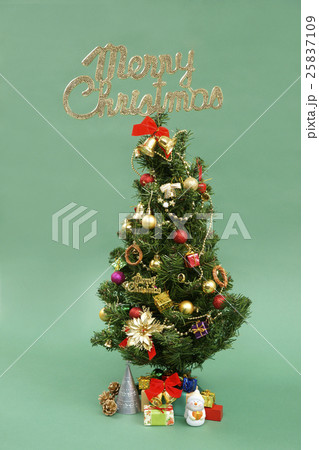 グリーンバックのクリスマスツリー グリーンバックのクリスマスツリー 25837109