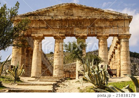 greek temple in the ancient city of Segesta,Sicily greek temple in the ancient city of Segesta,Sicily 25838179