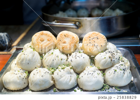 Fried Chinese pork bun in food market Fried Chinese pork bun in food market 25838829