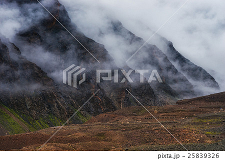 Himalayan mountain landscape view in India. 25839326