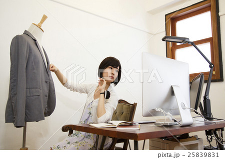 デザイナー アパレル ファッション 服飾 ビジネス オフィス デザイン 女性 デザイナー アパレル ファッション 服飾 ビジネス オフィス デザイン 女性 25839831