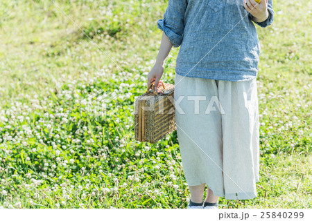 散歩する女性 散歩する女性 25840299