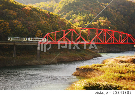 錦秋湖にかかる赤い橋梁と普通列車 25841385