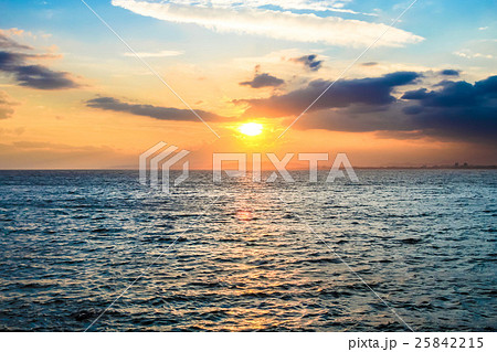 夕方の海の写真素材