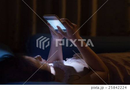 Using cell phone at night lead to blindness Using cell phone at night lead to blindness 25842224