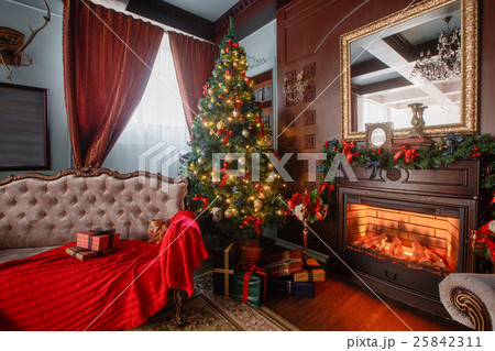 Christmas morning. classic apartments with a white Christmas morning. classic apartments with a white 25842311