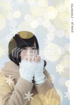 ウィンターイメージ手を温める女性 25848793