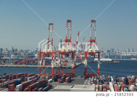 横浜シンボルタワー展望室からランドマークタワー方面を望む 25852503