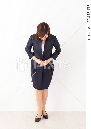 お辞儀する女性 ビジネス 25853433