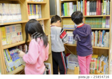 Blurred image / Several children at the library 25854716