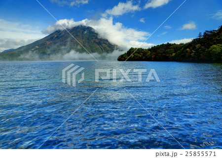 雲湧く男体山と中禅寺湖・八丁出島 25855571