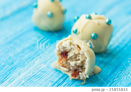Protein bites with lemon and cranberry 25855833