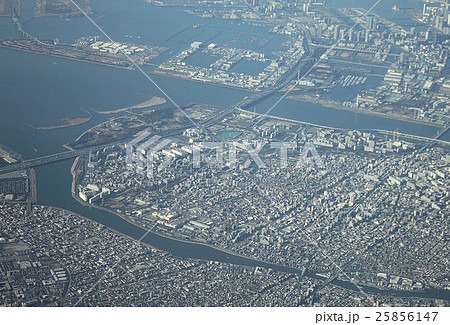 荒川と旧江戸川の東京湾河口付近と首都高湾岸線の空撮の写真素材