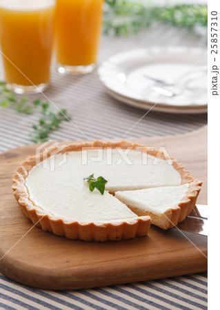 レアチーズケーキとオレンジジュース 25857310