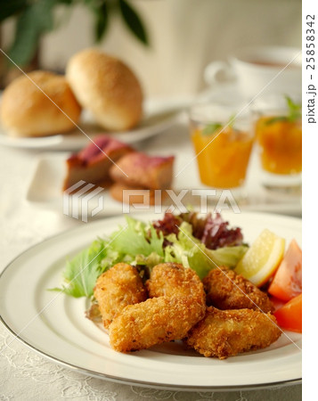 牡蠣フライのランチ　（縦位置） 25858342