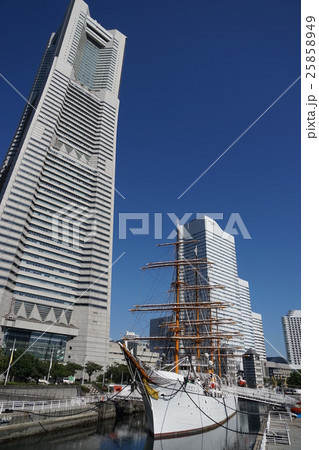 10月　都市風景1795横浜ランドマークタワー・日本丸 25858949