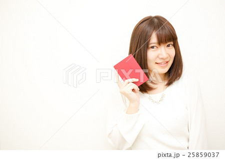 パスポートを持って旅行をする若い日本人の女性 パスポートを持って旅行をする若い日本人の女性 25859037
