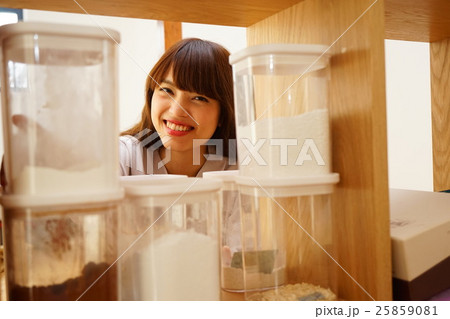 キッチンの戸棚から調味料を探す若い日本人の女性 25859081