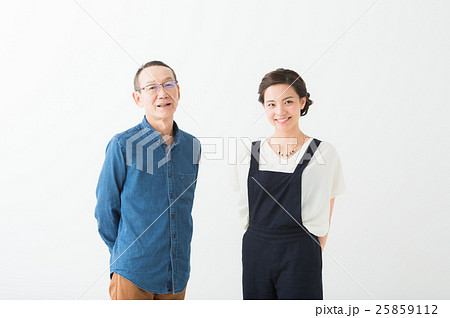 シニア男性と若い女性 25859112
