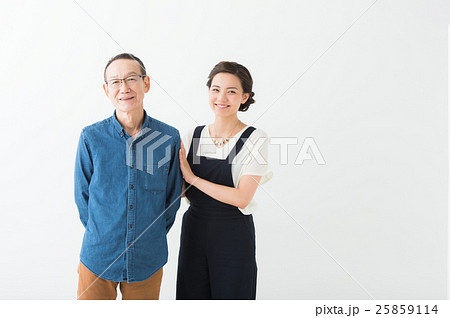 シニア男性と若い女性 シニア男性と若い女性 25859114