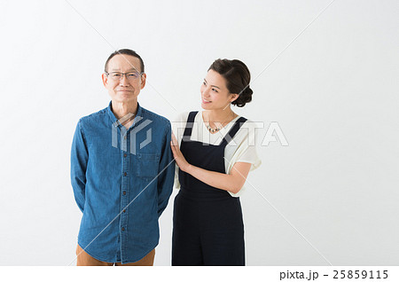 シニア男性と若い女性 シニア男性と若い女性 25859115