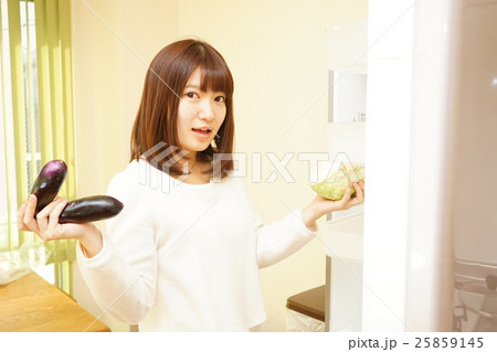 冷蔵庫を開ける若い日本人の女性 25859145