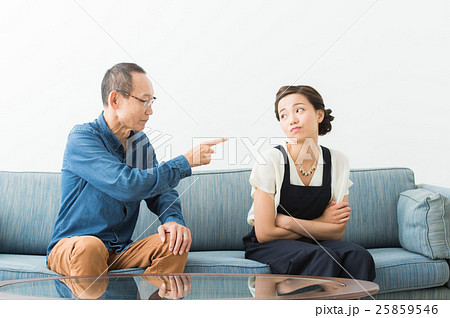 シニア男性と若い女性 25859546