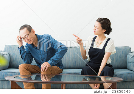 シニア男性と若い女性 25859549