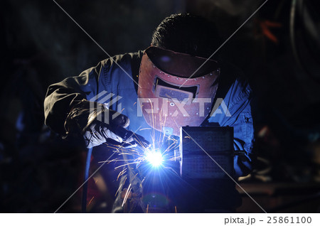 Skilled working factory welder 25861100