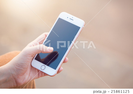 Beautiful young woman's hand using smart phone Beautiful young woman's hand using smart phone 25861125