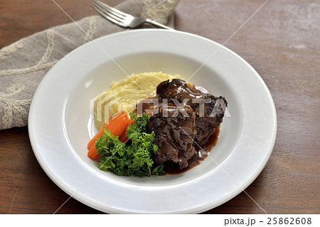 牛ほほ肉の煮込み／オックスチークの煮込み 25862608