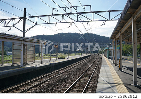 えちごトキめき鉄道日本海ひすいライン・能生駅のプラットホーム。富山県下新川郡朝日町、日本 25862912