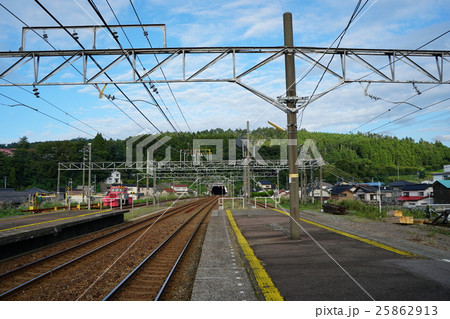 えちごトキめき鉄道日本海ひすいライン・能生駅のプラットホーム。富山県下新川郡朝日町、日本 25862913