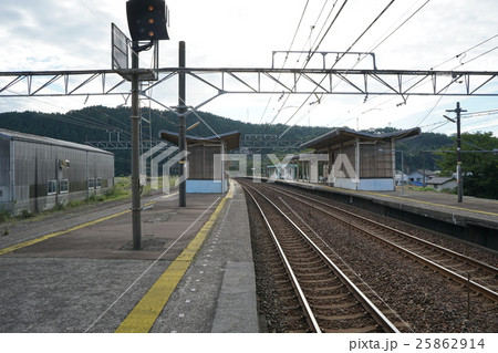 えちごトキめき鉄道日本海ひすいライン・能生駅のプラットホーム。富山県下新川郡朝日町、日本 25862914