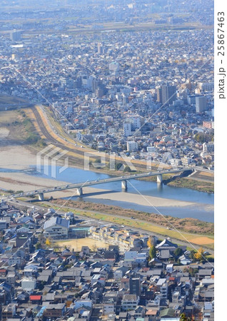 金華山から眺めた長良川・金華橋(岐阜県岐阜市) 金華山から眺めた長良川・金華橋(岐阜県岐阜市) 25867463