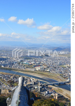 金華山から眺めた長良川・長良橋(岐阜県岐阜市) 金華山から眺めた長良川・長良橋(岐阜県岐阜市) 25867744