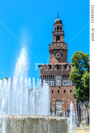 Castello Sforzesco in Milan view with fountain Castello Sforzesco in Milan view with fountain 25869432