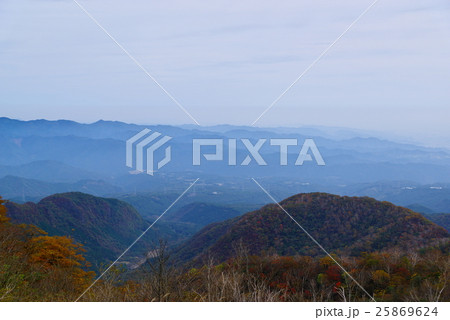紅葉の始まった赤城山と彼方の山並み a 紅葉の始まった赤城山と彼方の山並み a 25869624