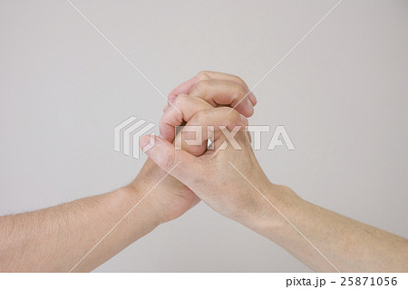 指を組み合う男女の手の写真素材