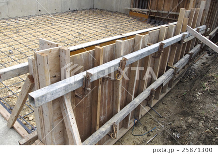 駐車場の塀仮枠工事 25871300