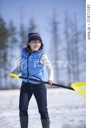 雪かきする女性 雪かきする女性 25871585