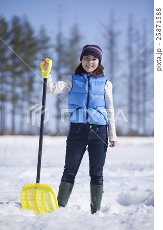 雪かきする女性 25871588