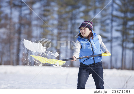 雪かきする女性 雪かきする女性 25871593