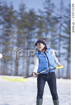 雪かきする女性 25871598