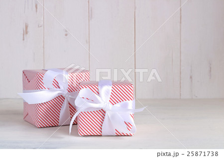 クリスマスプレゼント2つ 25871738