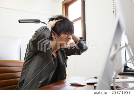 デザイナー ビジネス オフィス デザイン パソコン 悩む 迷う 悩み 問題 トラブル デザイナー ビジネス オフィス デザイン パソコン 悩む 迷う 悩み 問題 トラブル 25871958