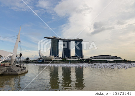 Modern buildings in Singapore 25873243
