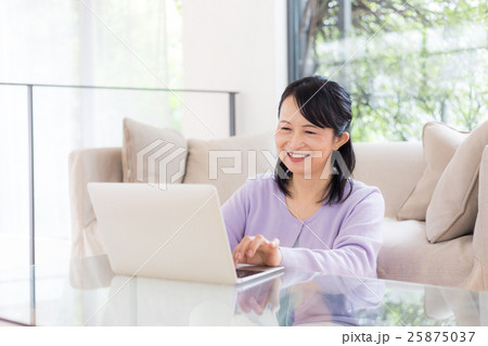 ミドル　女性 25875037