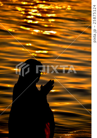 インド、ガンジス川の沐浴 25875124