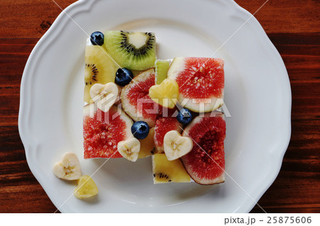 フルーツのオープンサンドイッチ 25875606